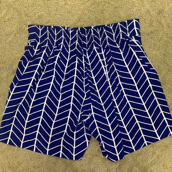 Blossom Boutique Ladies M Blue & White Patterned Silky-feeling Shorts - Picture 6 of 7